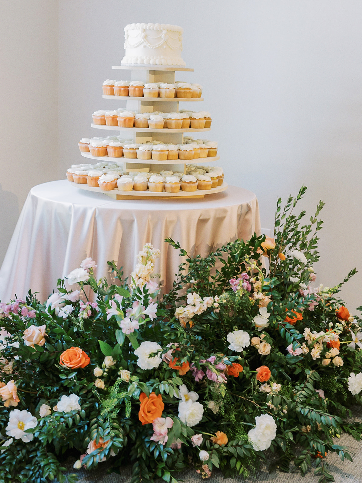 Wedding cake flowers - Photo by Marissa Belle Photography