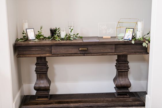 Photo table florals - Photo by Hailey Lauren Photography